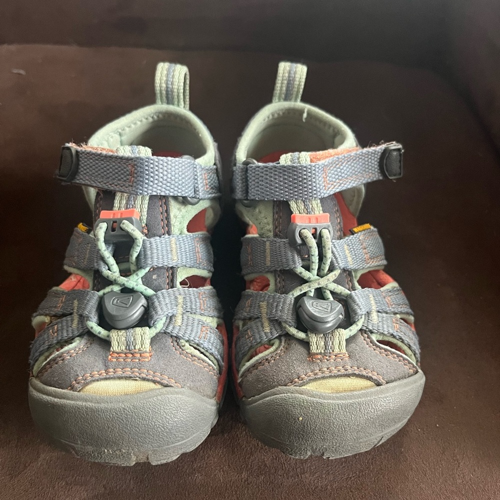 Toddler keens size 8
